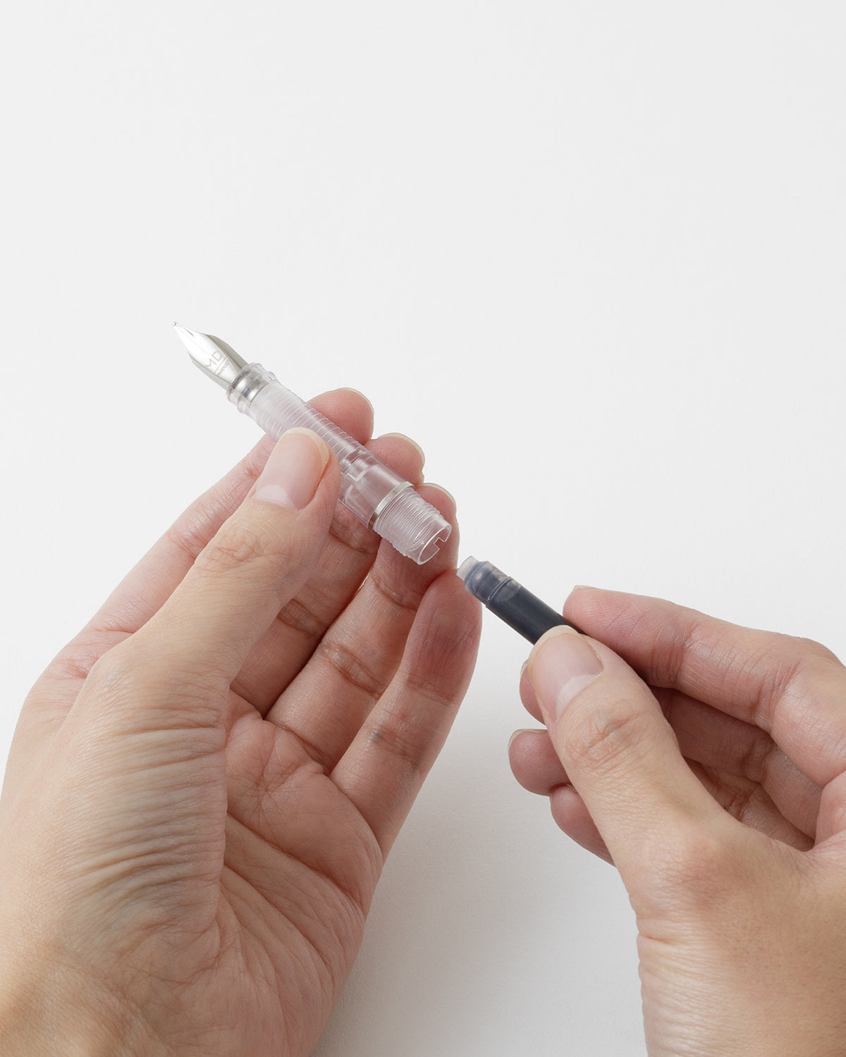 MD万年筆用インクカートリッジ 差し込む様子／MD Fountain Pen Ink Cartridges