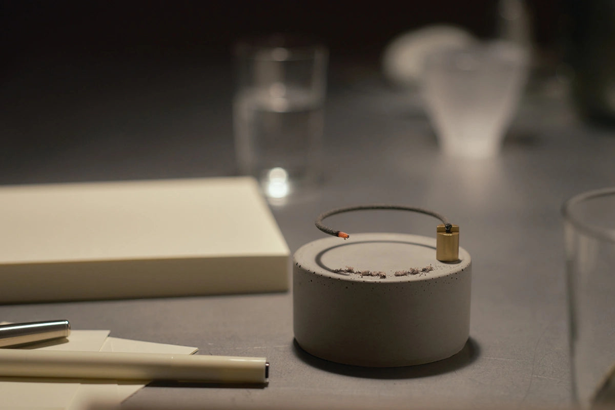 A fragrance that slowly travels the circle to loosen thoughts and the mind